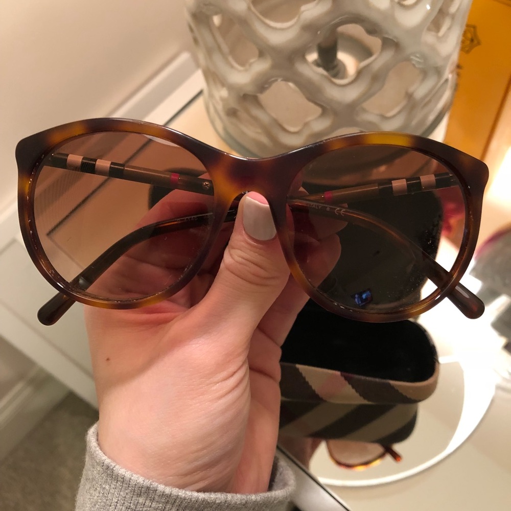 Burberry sunglasses - Picture 3 of 7